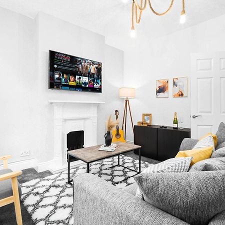 Stylish 3 Bedroom House - 6 Guests - Garden - Parking - Netflix - Wifi - 17M Бирмингам Екстериор снимка