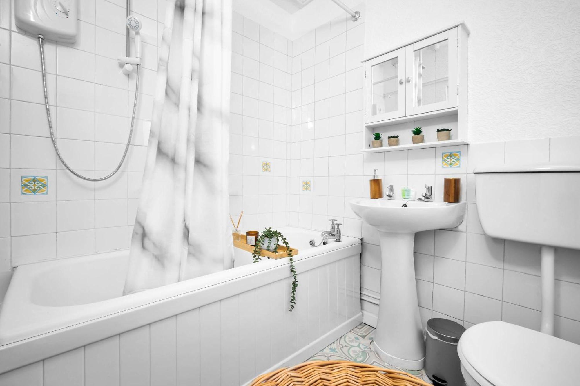 Stylish 3 Bedroom House - 6 Guests - Garden - Parking - Netflix - Wifi - 17M Бирмингам Екстериор снимка